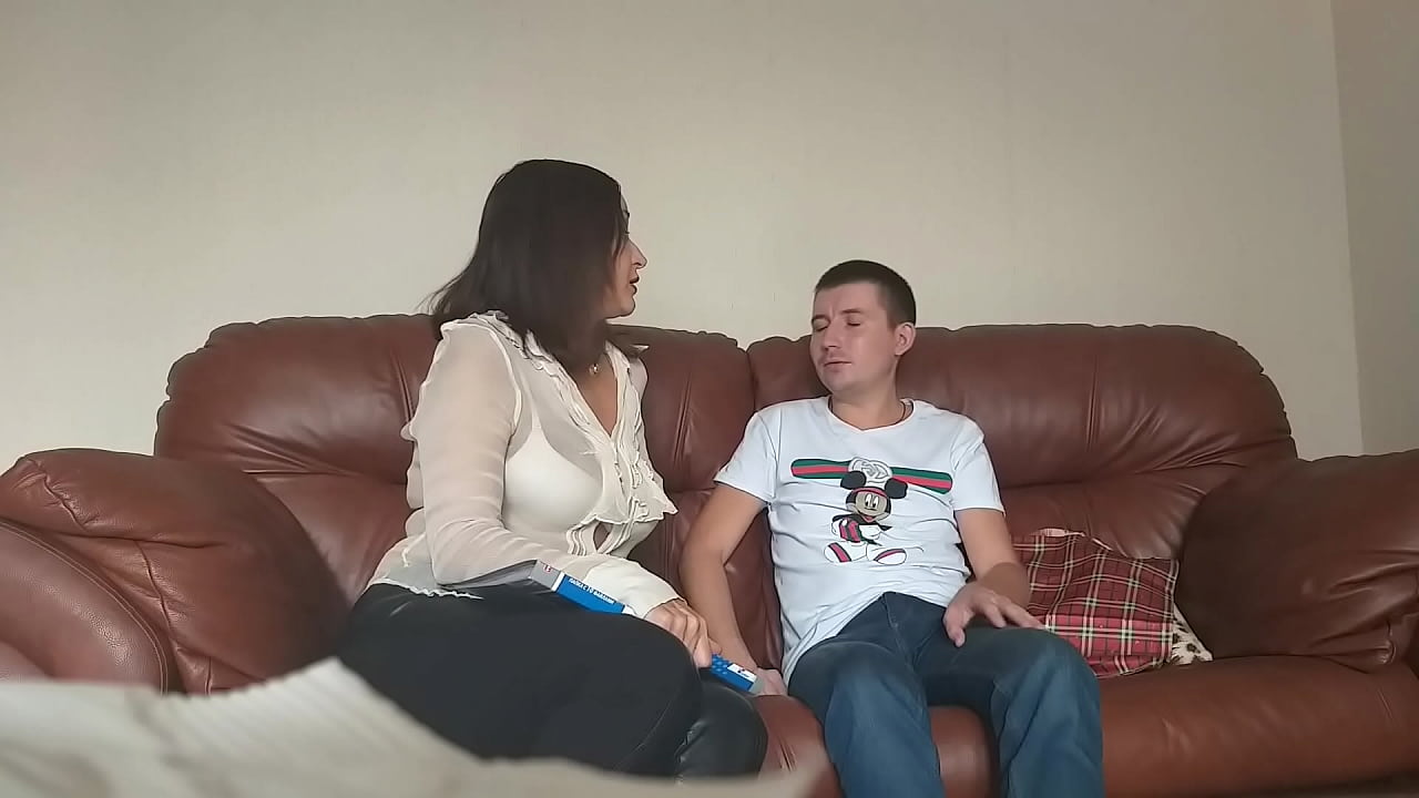 Stidljiva studentica pojebala nezasitnu učiteljicu (Milf Alina Tumanova)