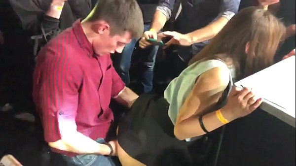 Pravi seks u ruskom noćnom klubu. 18-godišnja Ruskinja u anusu i vagini pojebana u noćnom klubu